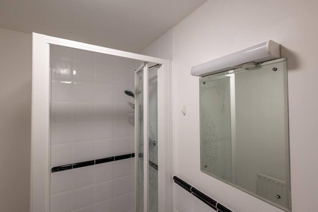 Morden London Apartment, By The Sea With Free Parking المظهر الخارجي الصورة