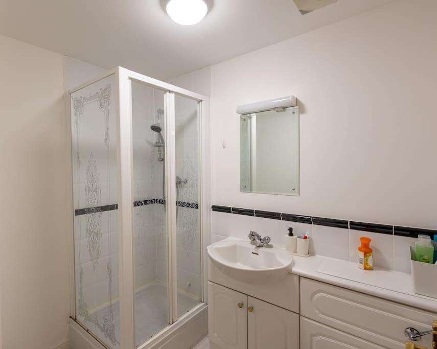 Morden London Apartment, By The Sea With Free Parking المظهر الخارجي الصورة