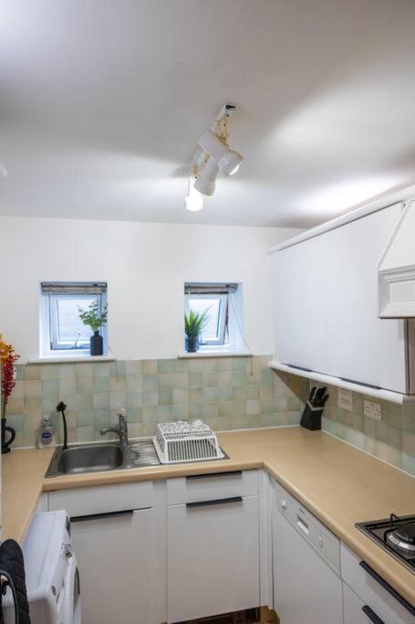 Morden London Apartment, By The Sea With Free Parking المظهر الخارجي الصورة
