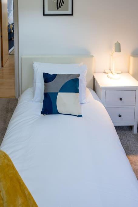 Morden London Apartment, By The Sea With Free Parking المظهر الخارجي الصورة
